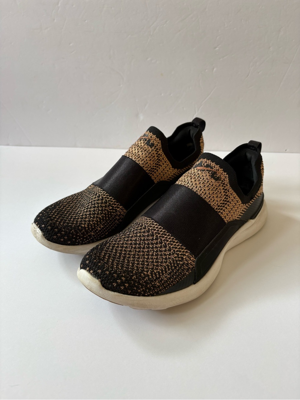 APL Lululemon Womens 9 Techloom Bliss Sneakers Black Gold Knit Low Shoes Run Gym